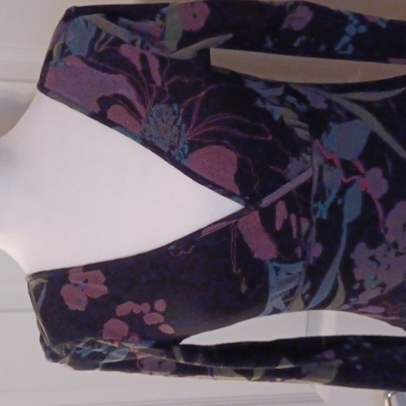 💙🌺Express Floral V-Neck Top - Picture 6 of 10